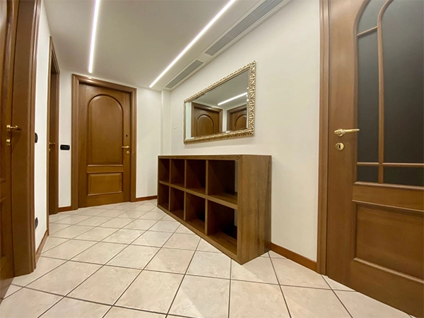 libreria-in-legno-per-ingresso-su-misura-milano